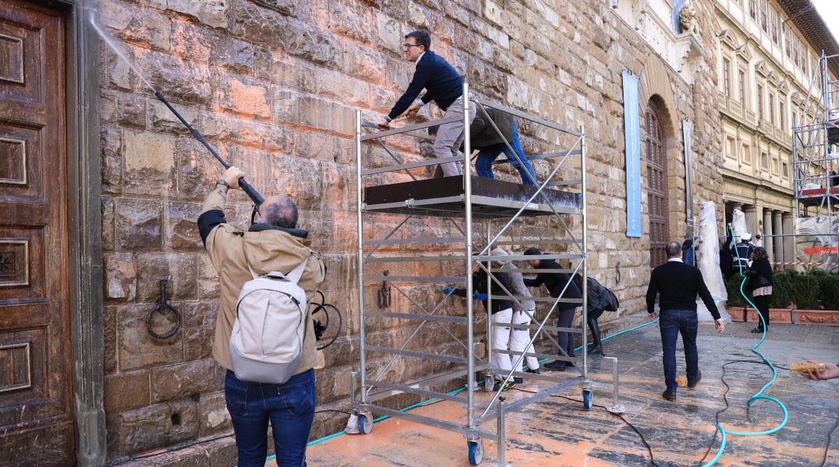 Firenze Blitz Ambientalista Imbrattata La Facciata Di Palazzo Vecchio