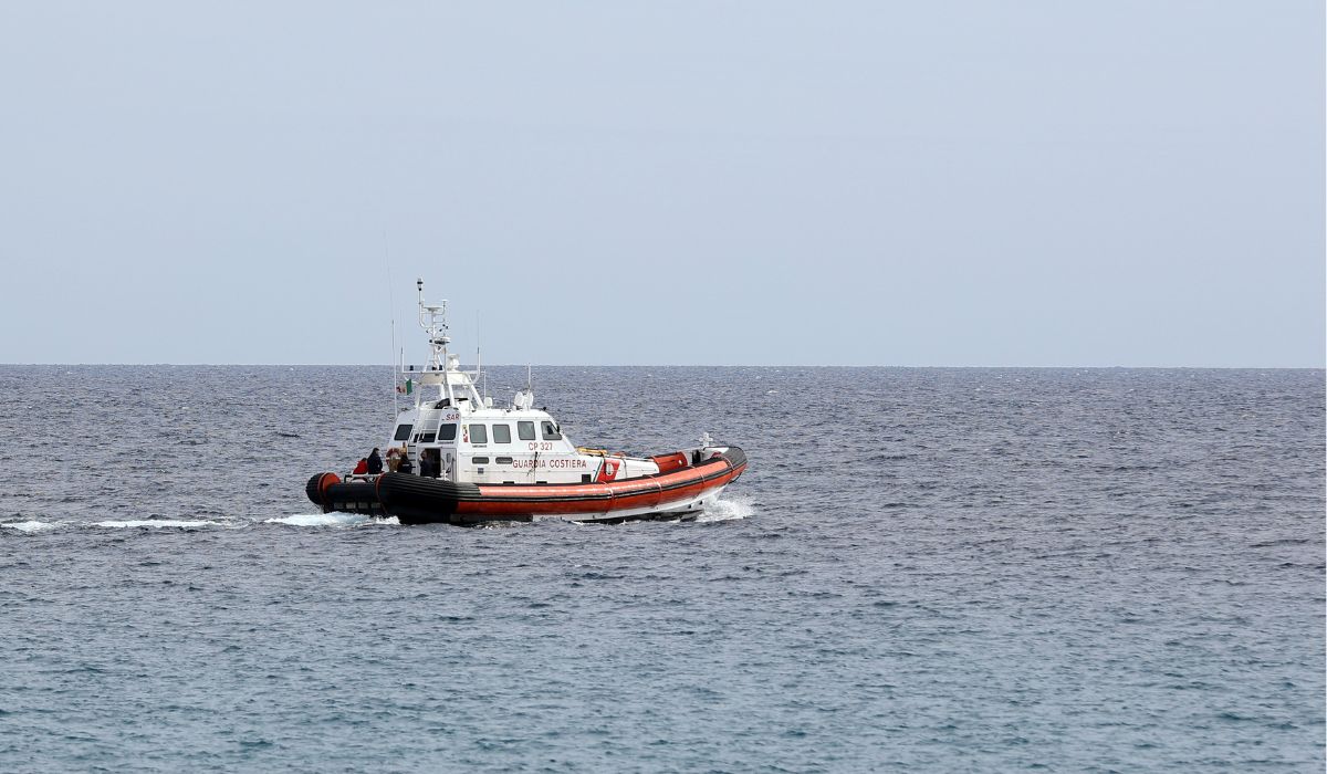 Migranti Barcone Con Persone Alla Deriva In Acque Internazionali