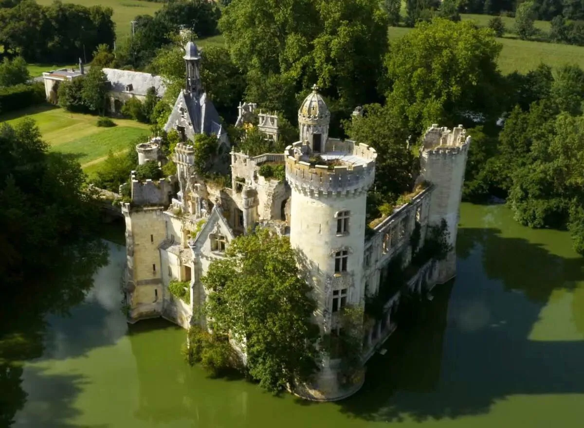 castello de la Mothe-Chandeniers