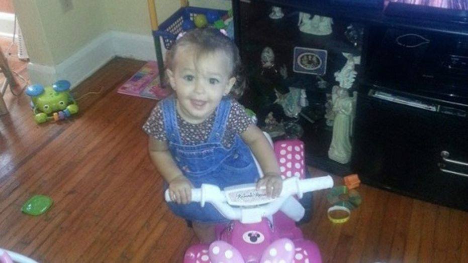 Florida: bambina di 4 anni cerca caramelle nella borsa 