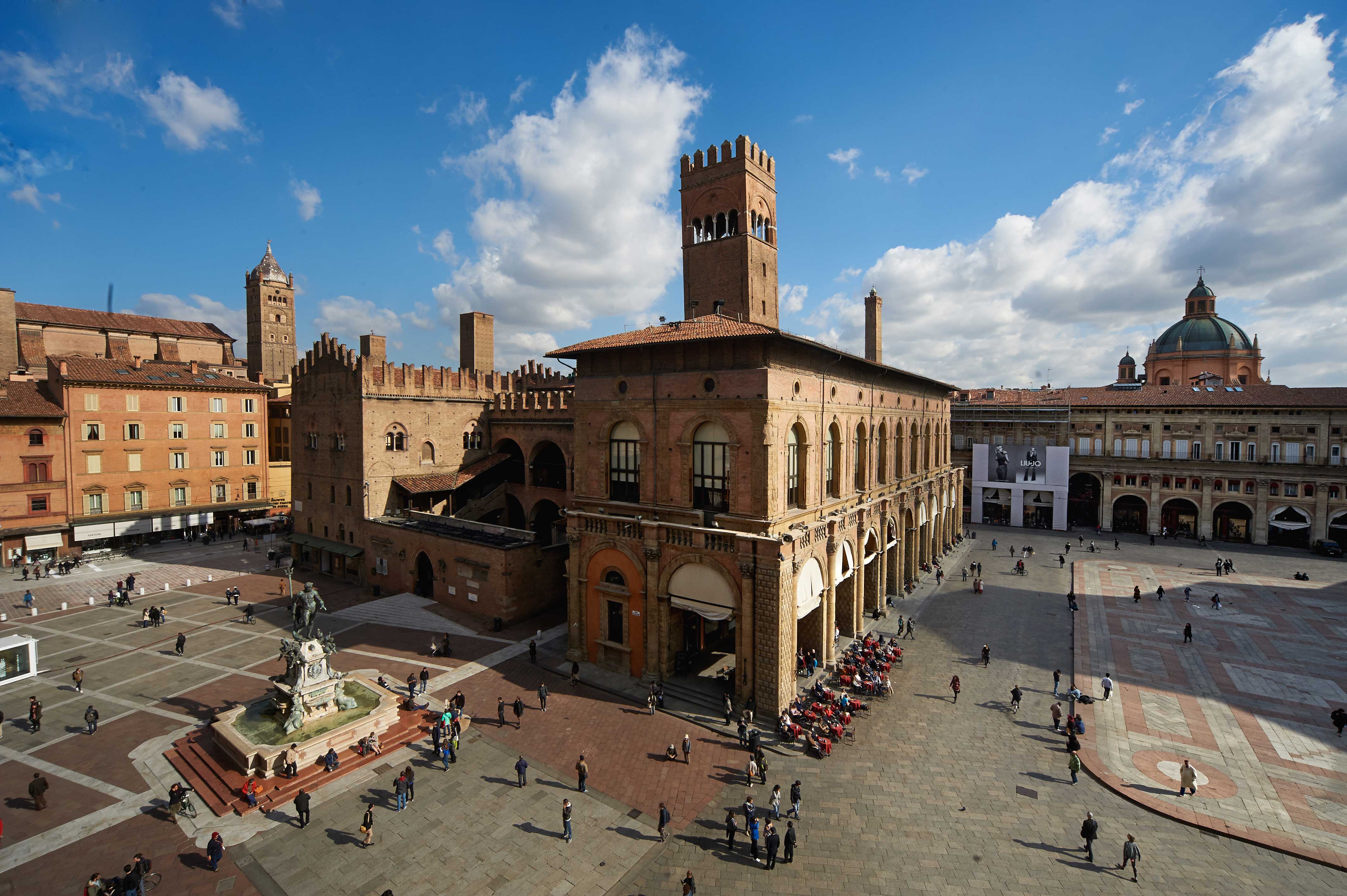 Italy universities. Болонья площадь Маджоре. Болонский университет (Италия, Болонья). Площадь Пьяцца-Болонья. Болонья Италия Пьяцца Неттуно.