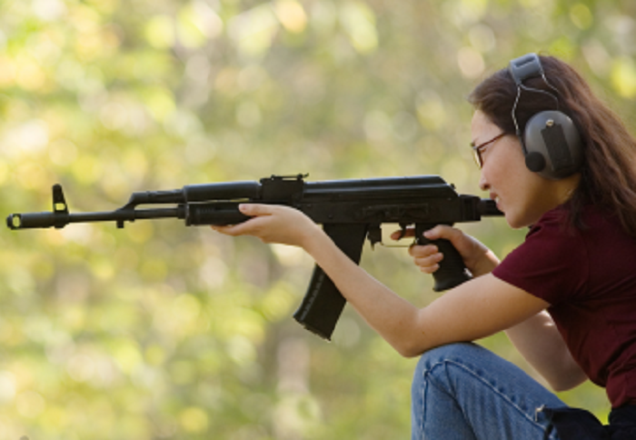 Nuova legge armi in Italia: ora è legale avere un Kalashnikov