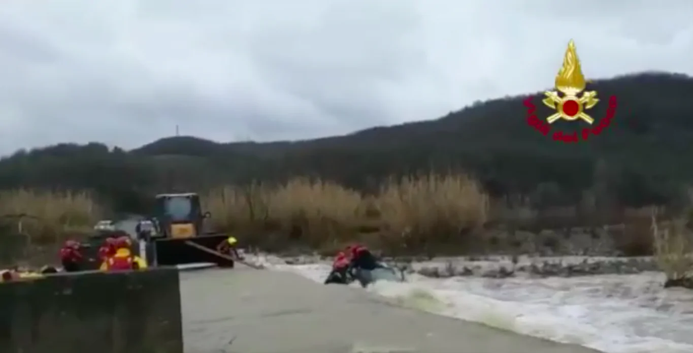 Tre giovani salvati mentre guadavano il fiume Cornia