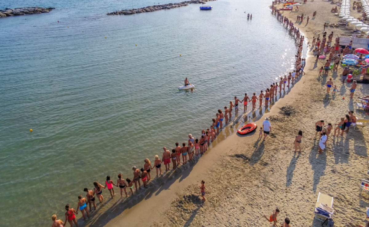 Catena Umana In Spiaggia Ad Ancona Per Dire No Al Muro Sì