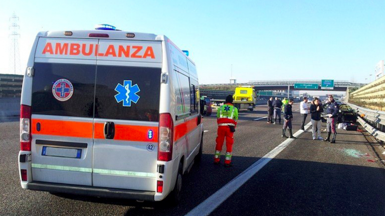 Grave incidente in A21: due morti, salvo un bimbo