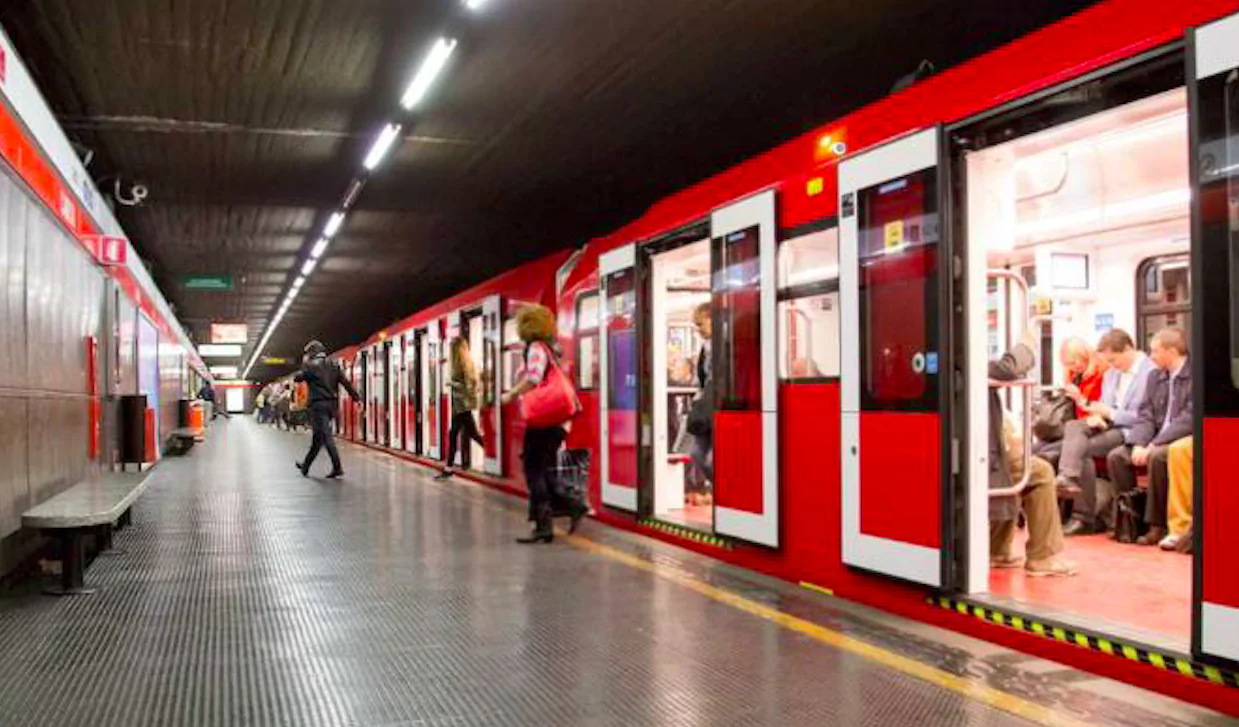 Milano, si getta sotto la metro