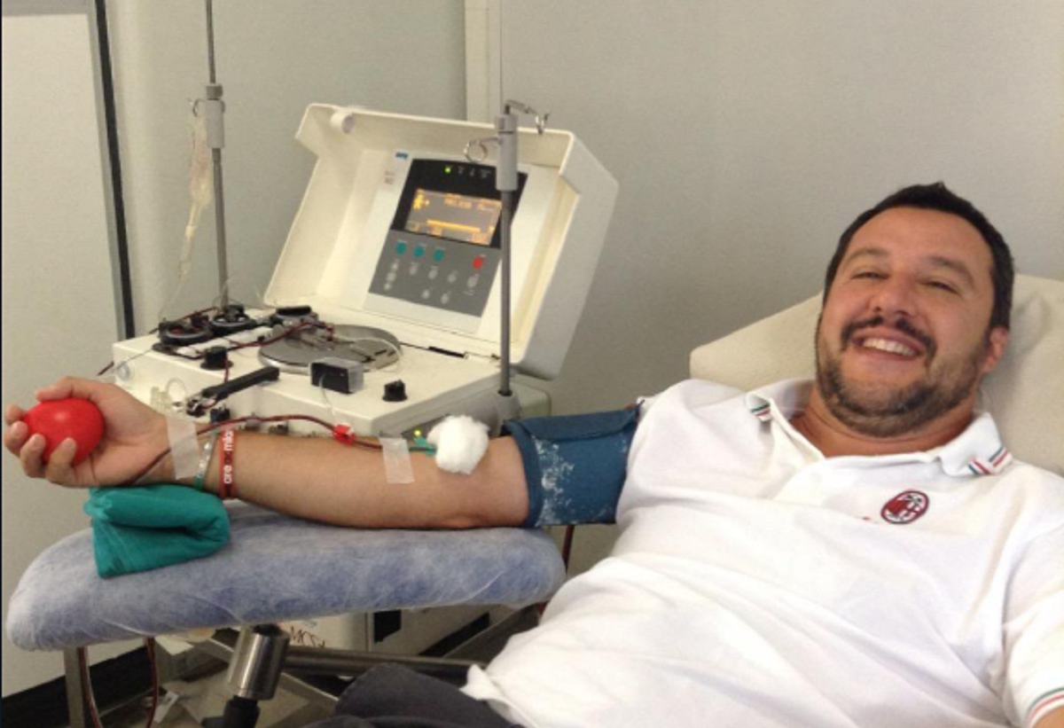 Salvini e il caso della foto con il medico che fa il dito medio: Non  servono provvedimenti. Ma il direttore generale Avis: Gesto  inqualificabile - la Repubblica