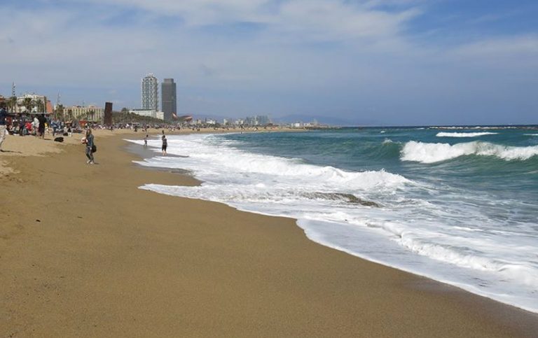 Spiaggia Evacuata A Barcellona Ritrovata Una Bomba In Mare