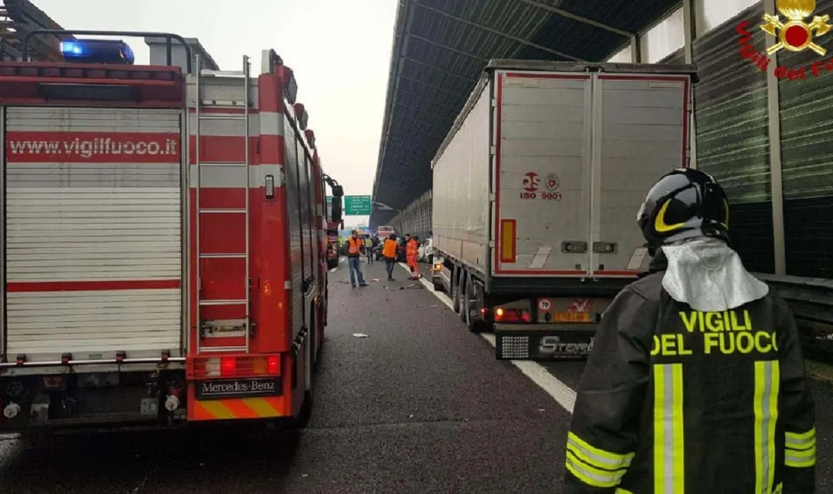 camion in fiamme a14
