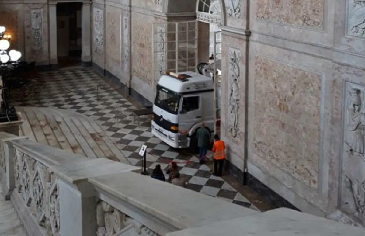 camion palazzo reale napoli