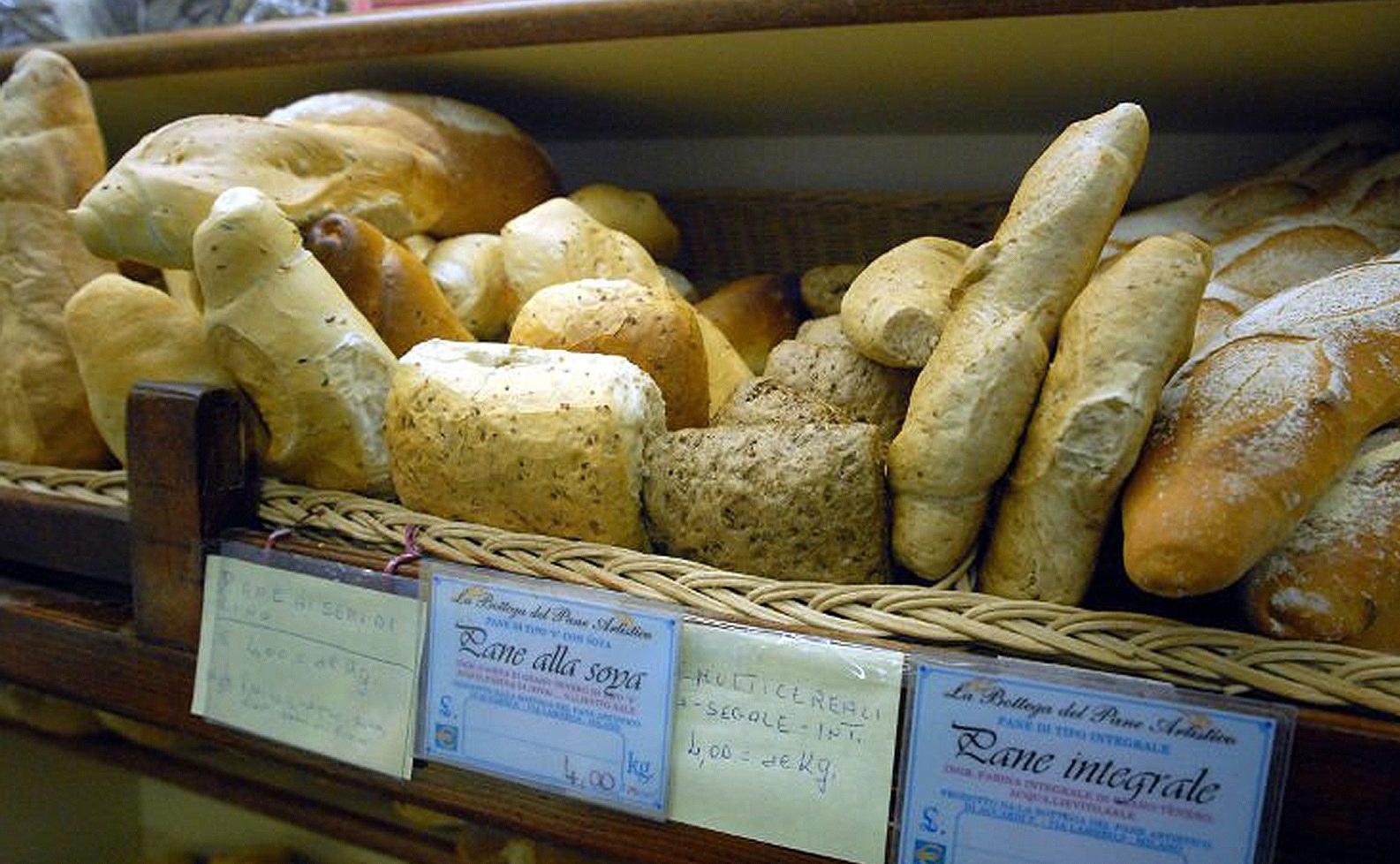 Pane "fresco" al supermercato: ecco le etichette ingannevoli