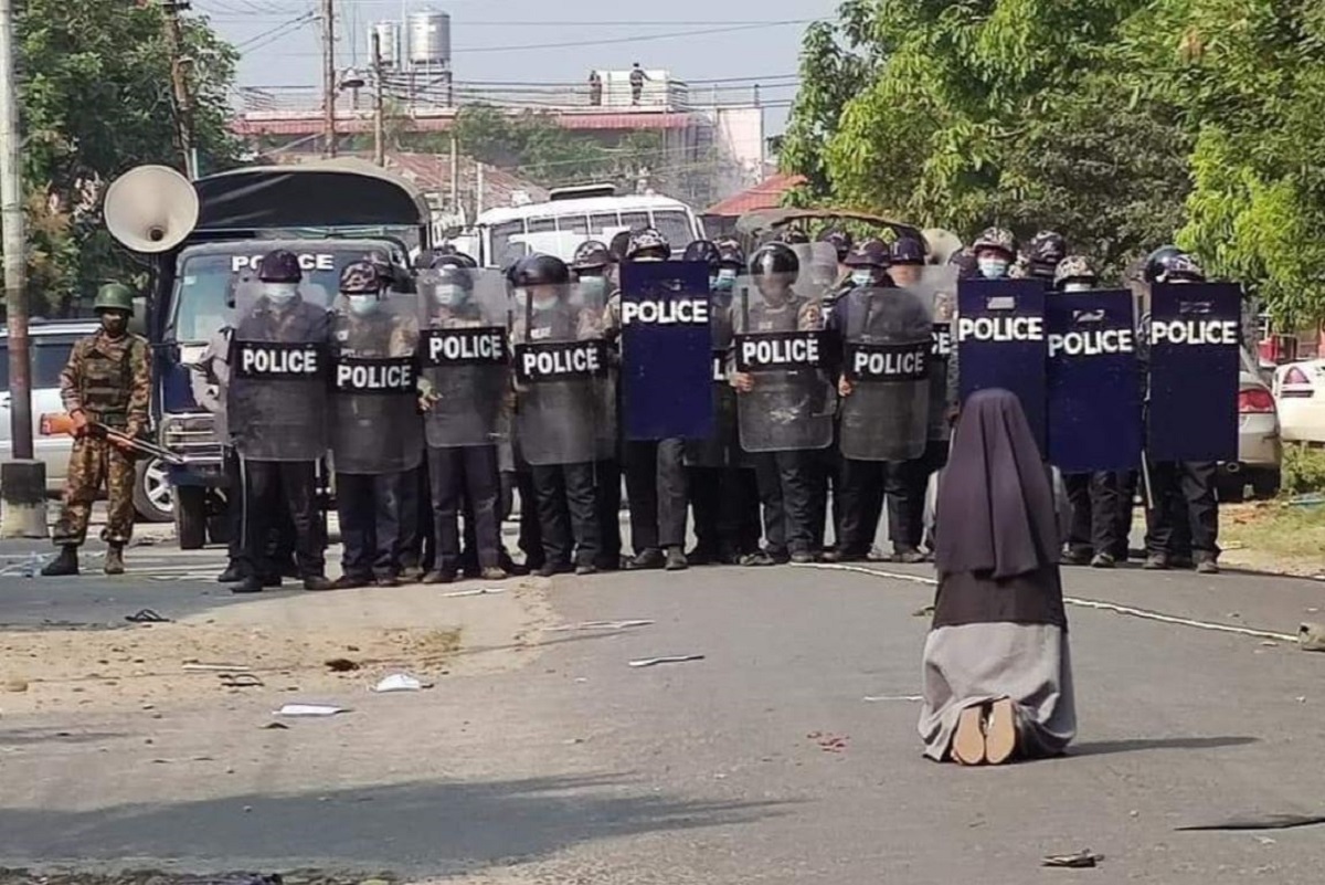 Myanmar, suora in ginocchio davanti alla polizia