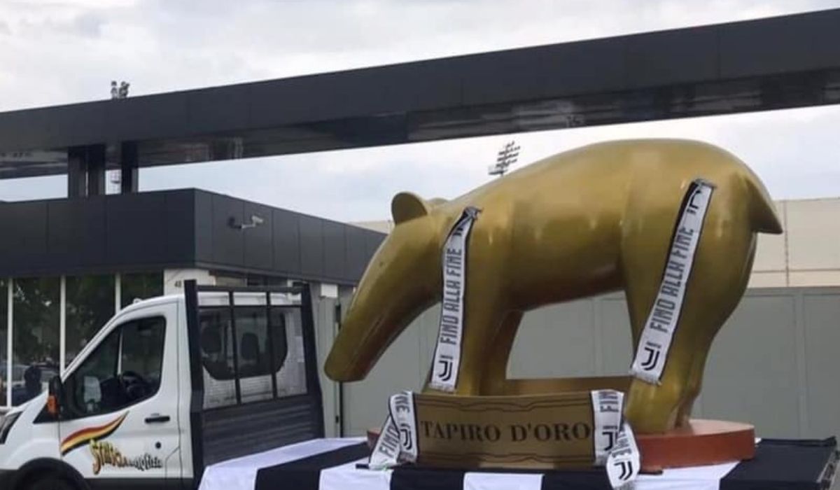 Superlega, tapiro d'oro gigante consegnato ad Andrea Agnelli