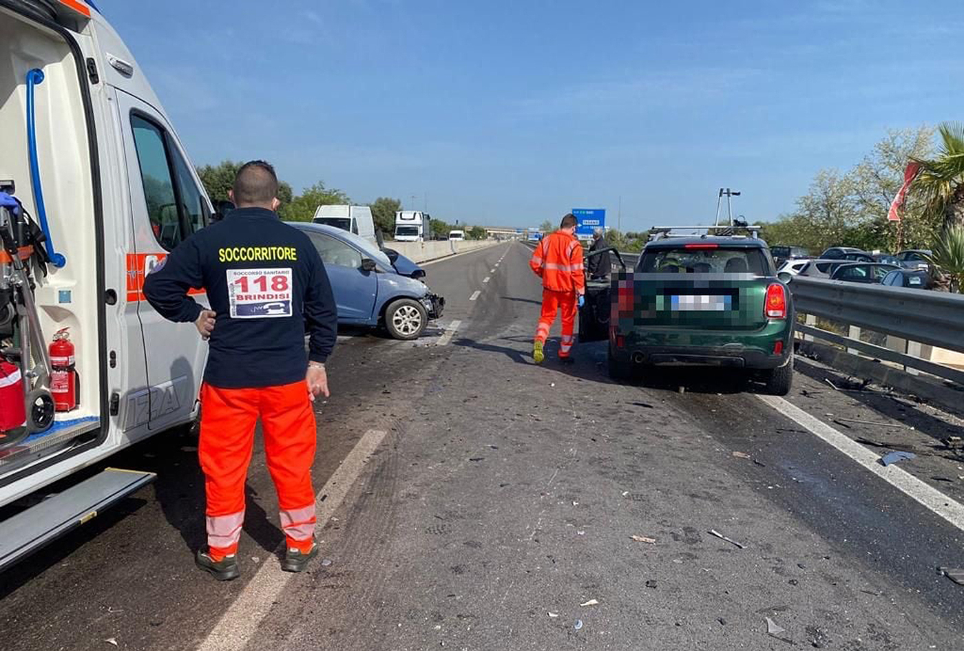 Fasano Incidente / Ecco La Drammatica Immagine Dell Incidente Mortale Della Ostuni Fasano Brindisitime It Network News Da Brindisi E Provincia / Un'auto che procedeva contromano, stando alle prime informazioni.