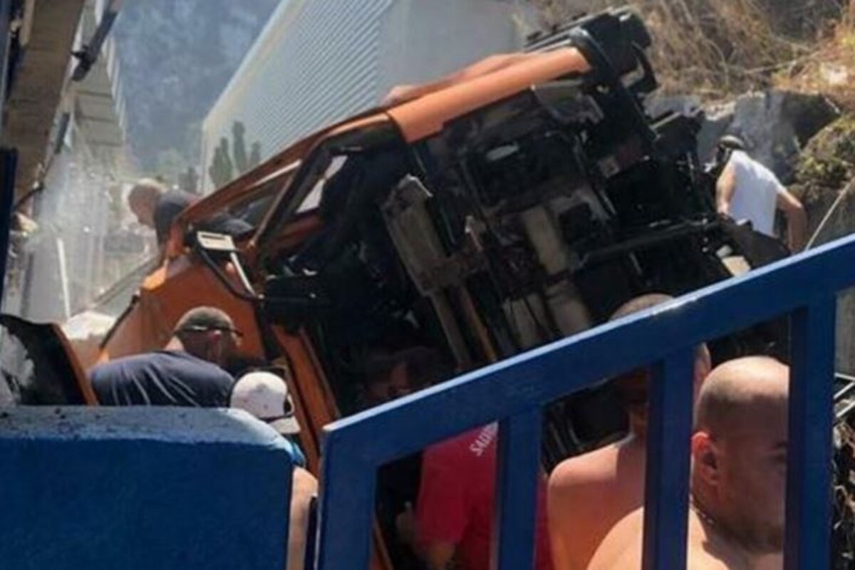 Incidente a Capri, autobus precipitato per 20 metri a ...
