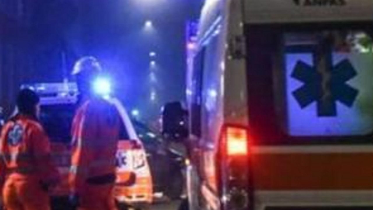 incidente a napoli coppia investita mentre attraversa la strada lui muore lei e gravissima