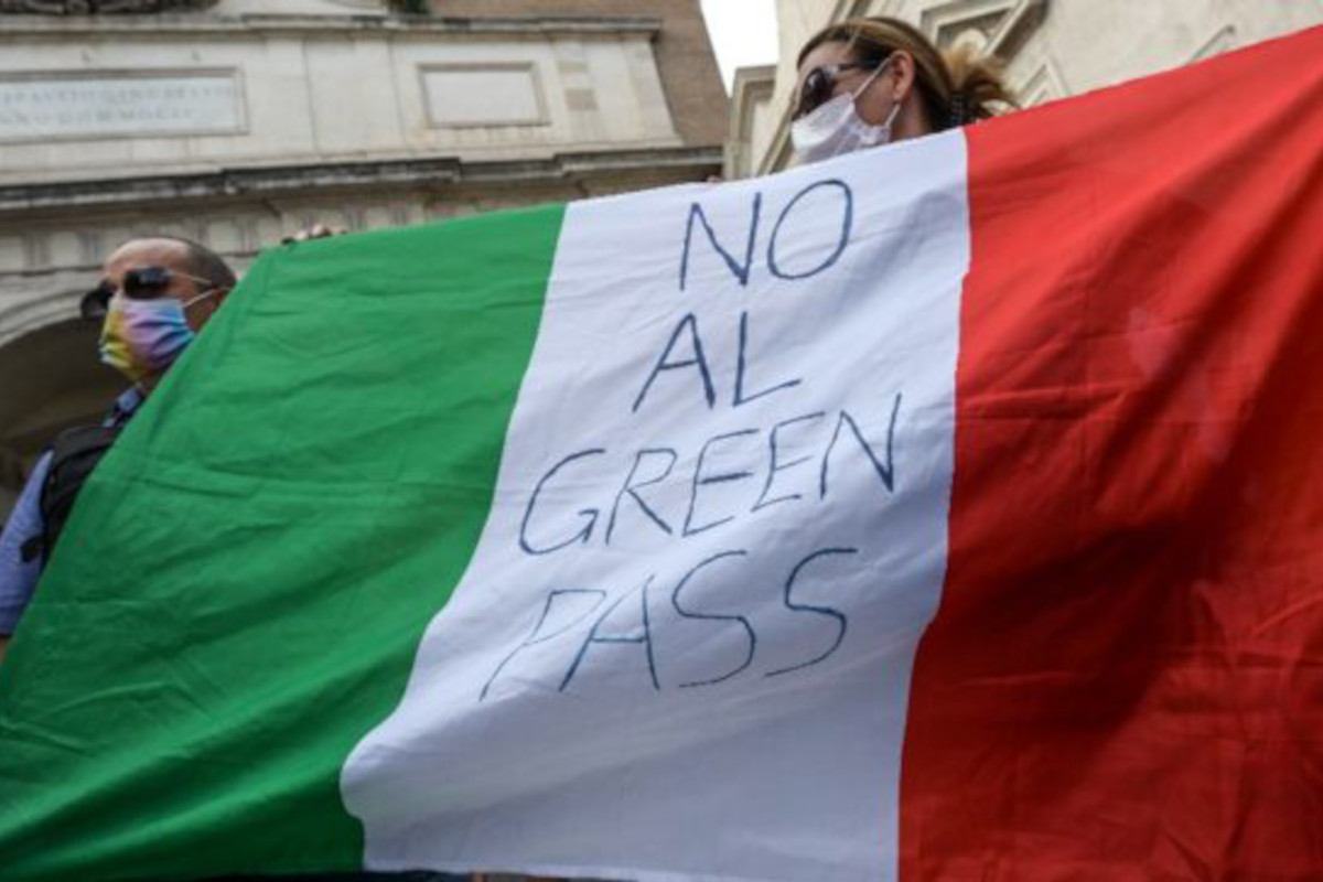 Санкции против италии. Green Pass Italia. Правые в Италии. Правых сил в Италии. Протесты в Риме 2003.