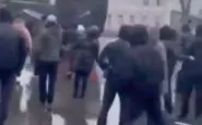 Screenshot del video in cui i militari sparano contro i civili