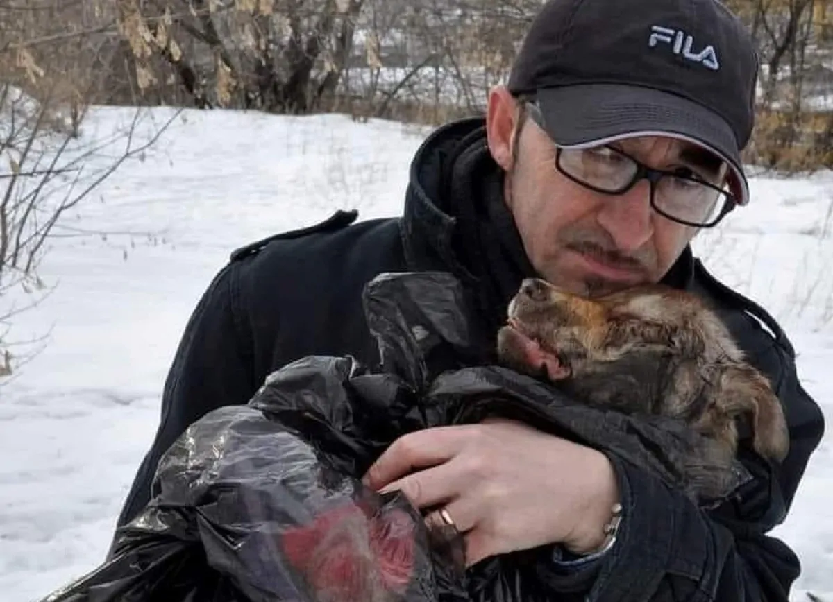 Il nostro impagabile Andrea Cisternino con un cane salvato in Ucraina
