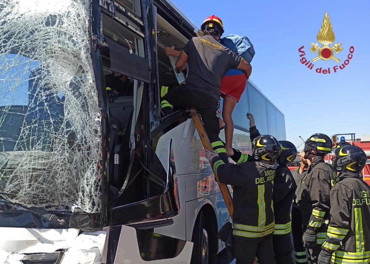 Incidente Tra Barletta E Canosa, Bus Con A Bordo 30 Bambini Si Scontra ...