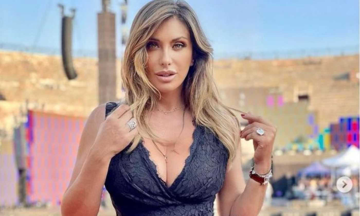 Sabrina Salerno lights up Corsica: the photo