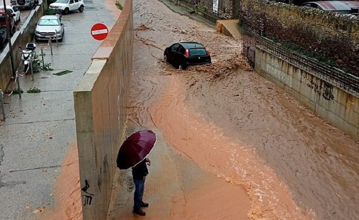 Maltempo All Isola D Elba Strade Invase Dall Acqua Auto Trascinate E