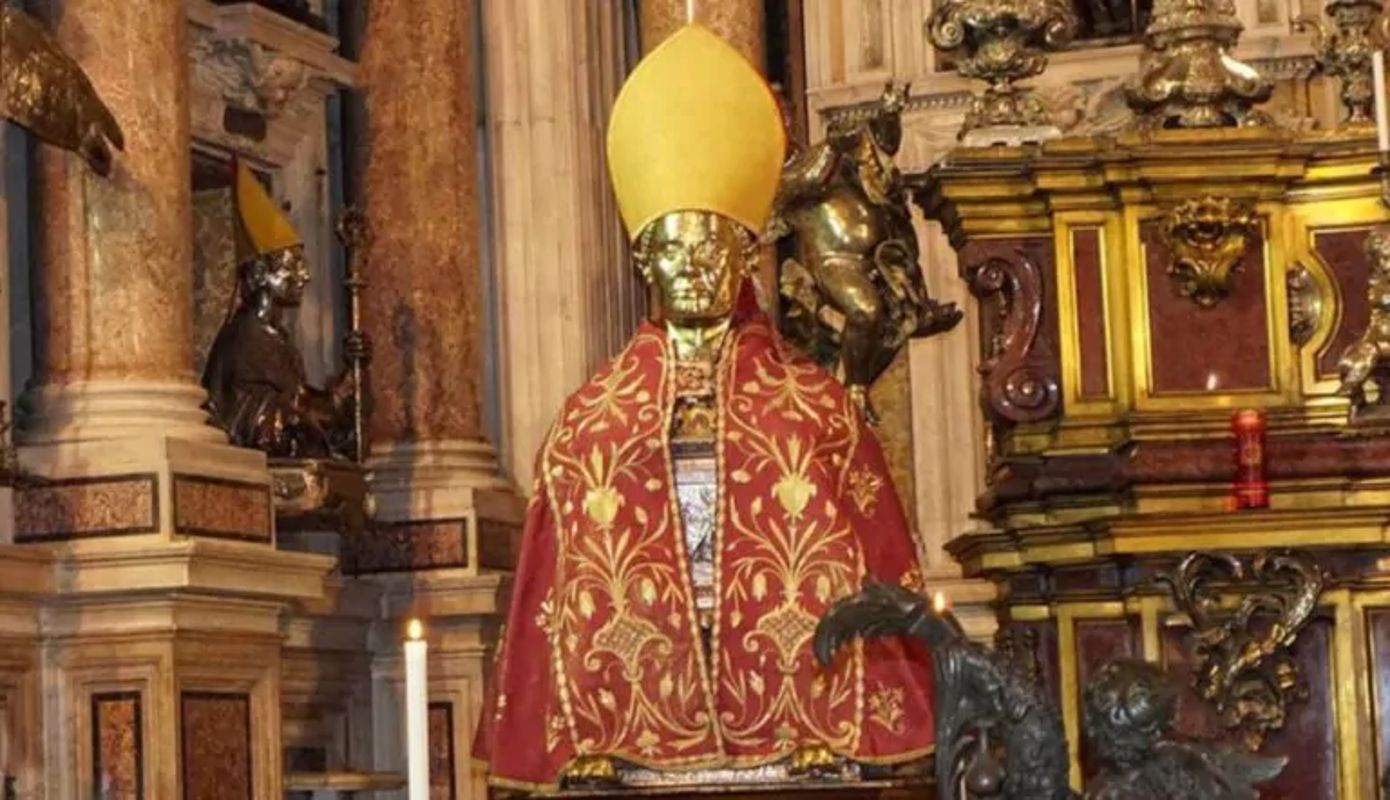 san-gennaro-avviene-il-miracolo-e-il-sangue-si-scioglie