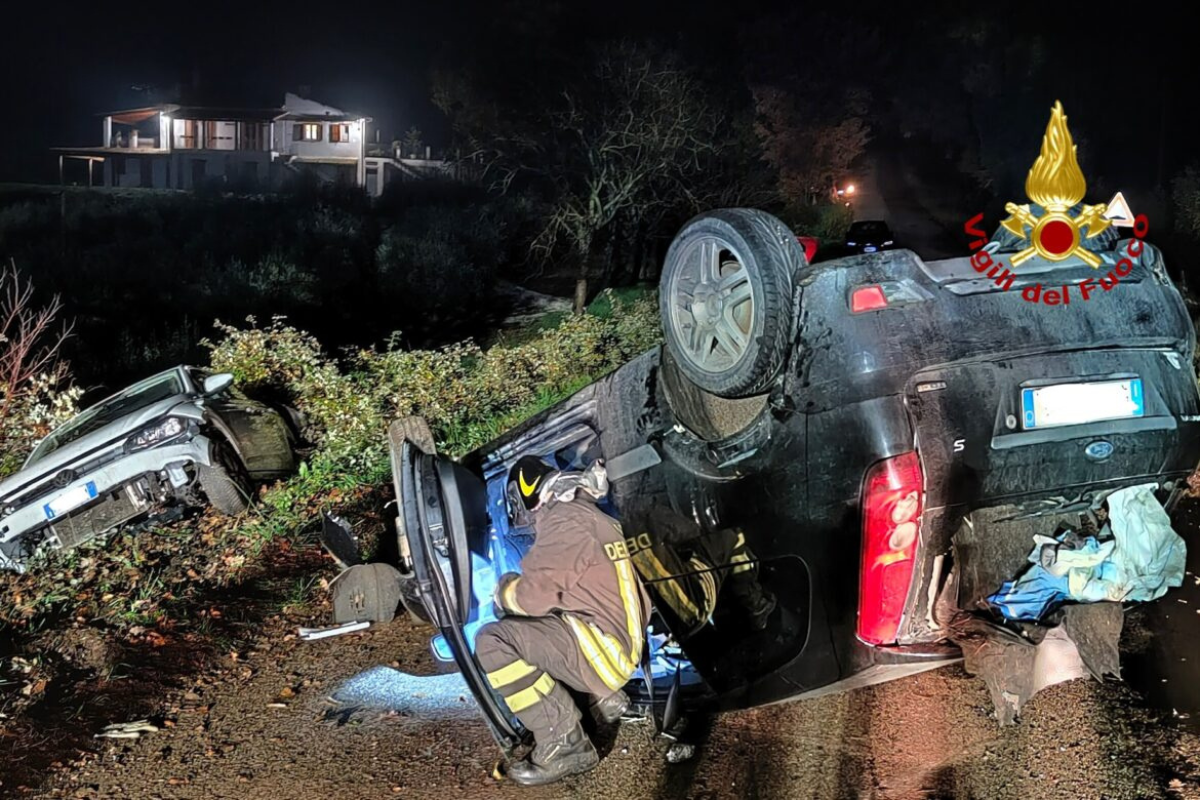 Incidente Frontale Tra Due Auto: Un'auto Ribaltata E Una Fuori Strada