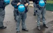 La polizia avrebbe contenuto disordini davanti alla Questura di Milano (foto da altro ambito)