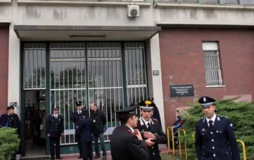 Milano, detenuto del Beccaria brucia un materasso in cella: tre agenti intossicati