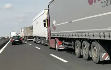 code di camion in autostrada