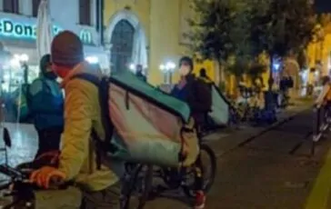 La vita di un corriere delivery raccontata da Andrea Bassi che ne ha chiamato uno: l'ultimo