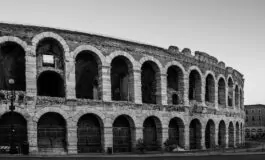 crolla-la-stella-di-natale-dell-arena-di-verona-danneggiati-i-gradoni