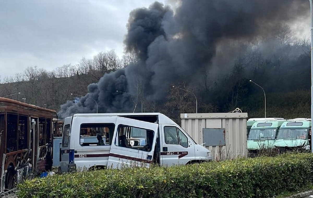 Roma, Brucia Il Campo Nomadi Di Via Candoni, Fiamme A Rifiuti E Moduli