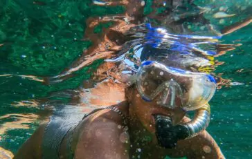 Coppia di sposi abbandonata nell'oceano dopo lo snorkeling