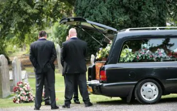 La sua padrona muore improvvisamente, ma lui non vuole lasciarla: è la commovente storia del cane Bobby, accucciato sotto la bara al funerale