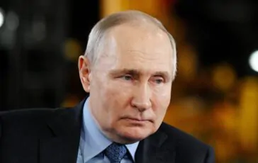 Il rappresentante di Vladimir Putin è stato inseguito e preso a pugni