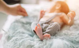 Una bambina di 4 mesi è stata involontariamente schiacciata dai genitori mentre dormiva nel lettone con loro