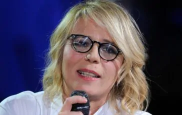 Maria De Filippi irriconoscibile funerale Berlusconi