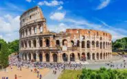 Roma, il turista individuato come responsabile dello sfregio al Colosseo rischia il processo