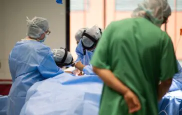 Texas, uomo di 35 anni perde mani e piedi dopo aver contratto il tifo da una pulce