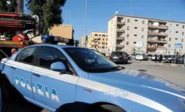 Uno degli addetti alla sicurezza è riuscito a fermarla in strada, ma la ragazza lo ha preso a pugni e calci