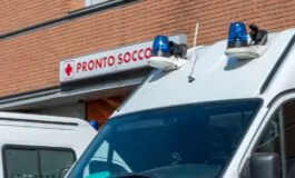 I sanitari giunti sul posto hanno trovato la donna in una pozza di sangue e hanno constatato la sua morte