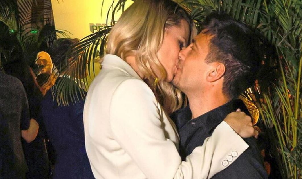 Primo Bacio Pubblico Per Michelle Hunziker E Alessandro Carollo