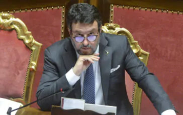 "Decisione sbagliata" il commento di Salvini che nel 2019 aveva imposto "madre/padre"