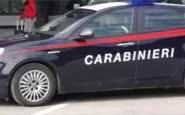 Uccide lo zio a coltellate in strada e si costituisce