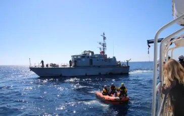 Motovedetta libica spara contro la Mare Jonio durante un salvataggio