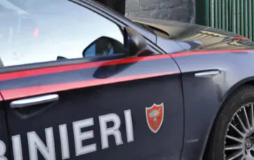 Operazione dei carabinieri Castellammare: trovate droga e pistole nelle pareti di casa