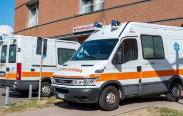 Crollato il tetto di una piscina a Bari