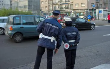 abbandona la figlia sul raccordo per 5 latino